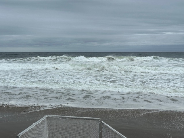 The sound of the waves crashing on the shore is like a lullaby in the evening.